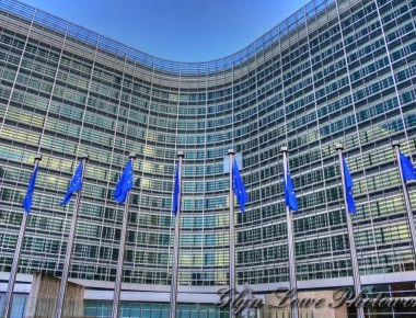 «Χέρι» στην Ελλάδα από την Κομισιόν: «Δούρειος Ίππος οι χρυσές βίζες- Να δίνετε λιγότερες»